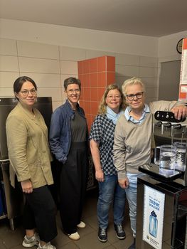 Frau Schach, Frau Strickmann, Frau Birkmann und Frau Stuckmann-Gale mit dem neuen Wasserspender der OGS