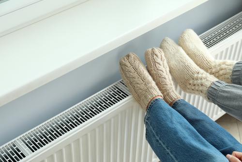 Symbol: Füße mit Kuschelsocken auf Heizung