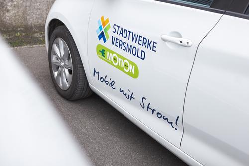 Auto mit Logo auf Fahrertür 